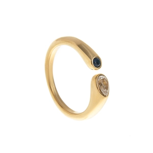 Détail de la bague plaquée or 18k avec pierre bleue ronde et pierre claire en poire