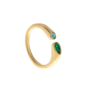 Détails macro d'une bague ajustable dorée à l'or 18k avec pierres précieuses