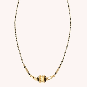 Detalle de collar chapado en oro de 18K con colgante de barril en esmalte negro y brillo