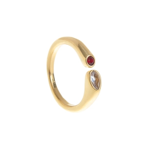Détail d'une bague ouverte dorée avec une pierre rouge ronde et une pierre claire