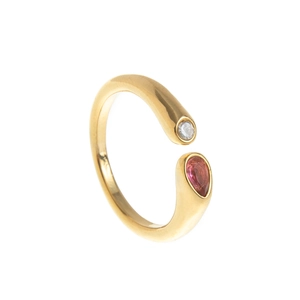 Vue détaillée de la bague plaquée or 18k avec pierre rose goutte et pierre blanche