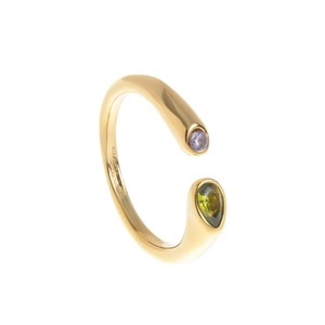 Détail macro de la bague ouverte plaquée or 18k avec pierres de naissance violette et olive