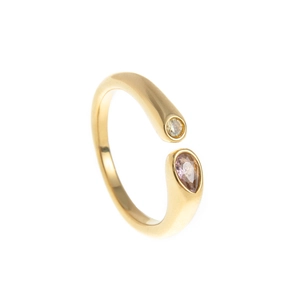 Détail d'une bague ouverte plaquée or 18k avec pierres de naissance poire et rondes
