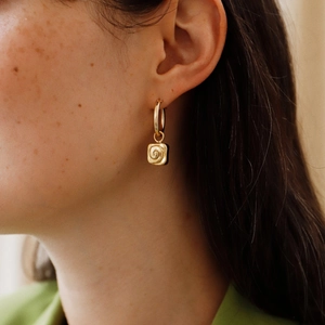 Boucles d'oreilles créoles dorées 18 carats avec pendentif carré à spirale gaufrée