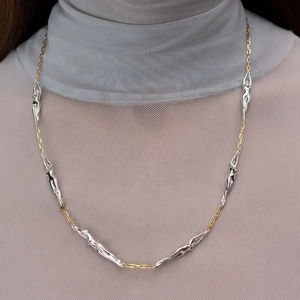 Collana artistica con ciondoli a silhouette corporea in oro e argento su modella