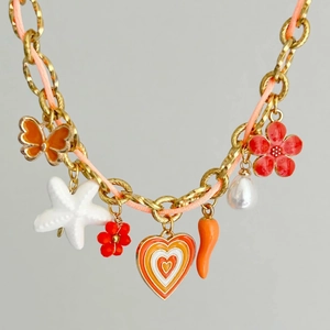 Collier chaîne dorée avec cordon orange et breloques émaillées colorées style bohème