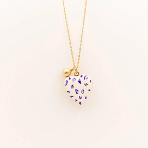 Vue détaillée du collier médaillon cœur 18k avec émail léopard et détails en zircon