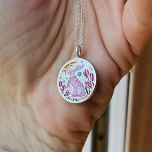 Vintage Titaniumstaal 18K Vergulde Pasen Konijn Kat Emaille Hanger Ketting Artistieke Ovaal Tarotkaart Dier Sieraden