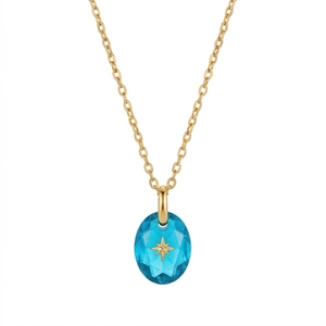 Detailopname van ovale blauwe kristallen hanger met poolster en goudkleurige ketting