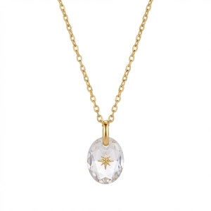 Macro-weergave van vergulde poolster hanger met ovaal kristal en verfijnde schakelketting