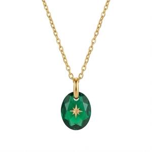 Macro-opname van groene edelsteen hanger met gouden poolster en zirkoon op ketting