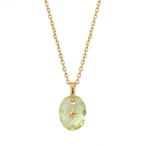 Detailopname van de vergulde poolster ketting met een ovale groene edelsteen hanger