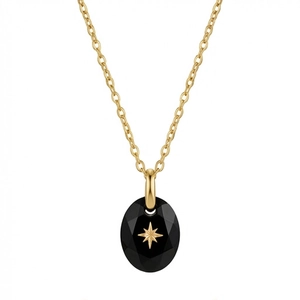Detail van een gefacetteerde zwarte ovale hanger met gouden noordster aan een gouden ketting
