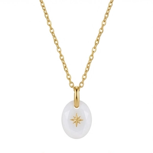 Detail van gouden ketting met ovale witte steen hanger en centraal ster-motief