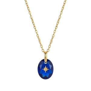 Detail van de donkerblauwe gefacetteerde steenhanger met gouden ster op een fijne ketting