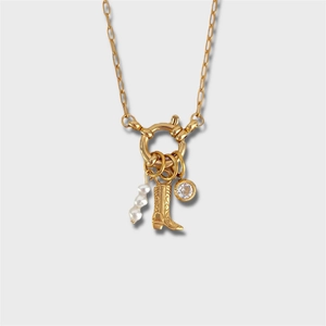 Détail du collier doré avec pendentif botte western, perles et oxyde de zirconium