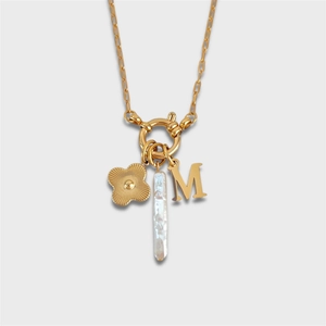 Détail du collier chaîne trombone doré avec fermoir, fleur, perle et pendentif lettre M