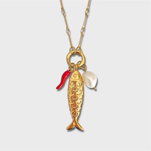 Détail du pendentif poisson doré, charme corne rouge et perle baroque sur chaîne