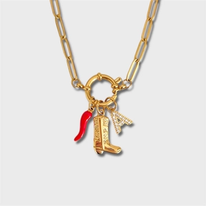 Vue détaillée du collier à grosse chaîne dorée avec piment rouge, botte et breloques en A