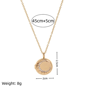 Collar de relicario dorado con luna y sol de strass en cadena de 45cm más 5cm