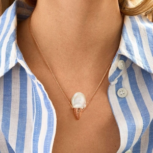 Dettaglio della collana con ciondolo a gelato di perla con finitura oro rosa 18K