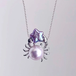 Collier avec pendentif crabe vintage plaqué or 18 carats et nacre de perle violette
