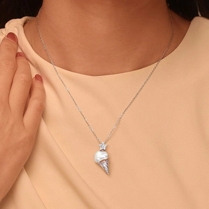 Dettaglio pendente cono gelato con perla barocca e stella su collana sottile
