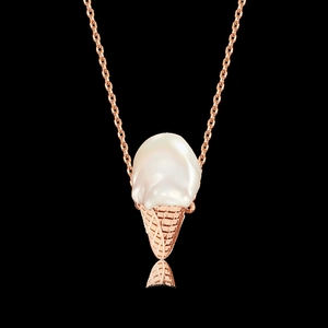Dettaglio del ciondolo gelato in oro 18K con perla barocca e trama a nido d'ape