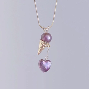 Dettaglio ciondolo a cono gelato con perle viola e design a cuore placcato oro 18K