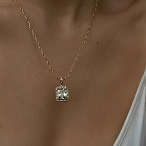 Vintage-Halskette mit goldener Kordelkette und rechteckigem grünem Edelsteinanhänger