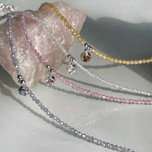 Collana di perline di zircone colorate con pendente in cristallo in viola rosa bianco giallo