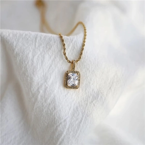 Vintage goldene Kordelkette mit quadratischem Zirkonia-Anhänger und Halo-Diamantbesatz