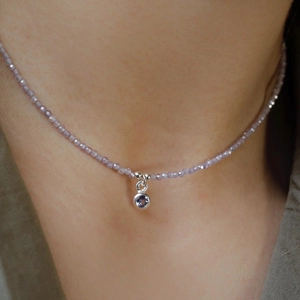 Collana girocollo di perline viola chiaro con ciondolo tondo in argento e zircone lucido