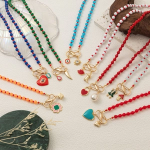 Ensemble de colliers en perles colorées avec pendentifs cœur et fermoirs dorés