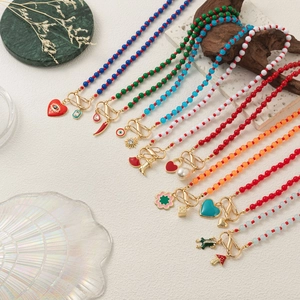 Ensemble de colliers de perles colorées avec breloques d'oeil, soleil et champignons