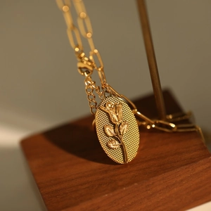 Vintage-Halskette aus Edelstahl mit goldenem Rosenrelief und stylischer Büroklammerkette