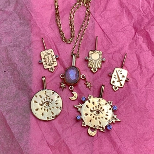 Collane tarocchi vintage dorate con pietre viola e simboli celesti e mistici