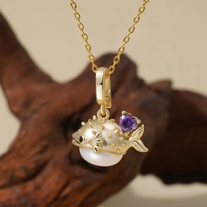 Collana con ciondolo a pesce palla dorato con pietra a cuore viola e dettaglio in perla