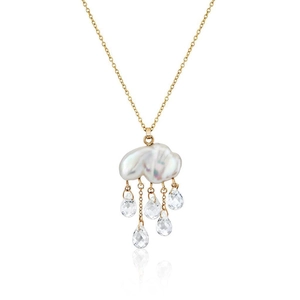 Collana a nuvola di perle barocche con ciondoli a goccia di pioggia dorati su bianco