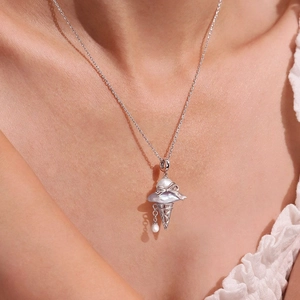 Collana chic in argento con ciondolo a cono gelato, perla e fiocco delicato