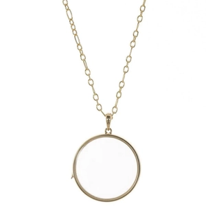 Détail du pendentif médaillon en verre or 18k avec chaîne figaro et lentille transparente