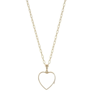 Gros plan du pendentif médaillon cœur ajouré avec placage en or 18 carats sur fond blanc