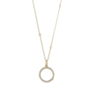 Détail du pendentif rond doré évidé avec sertissage de zircons blancs brillants