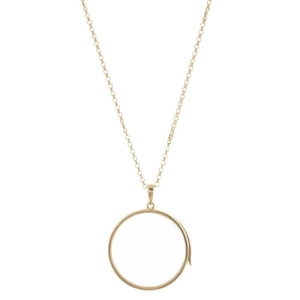 Détail d'un médaillon creux minimaliste plaqué or 18k avec une chaîne à maillons fins