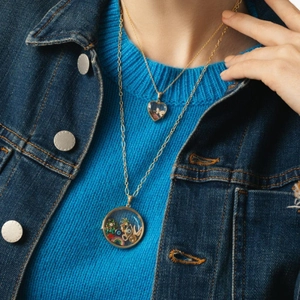Collier double rang en or 18k avec médaillon en verre et breloques colorées sur bleu