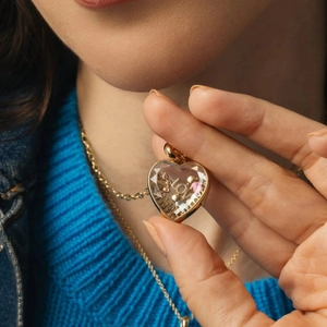 Collier médaillon cœur vintage doré avec breloques LOVE et pendentif en verre