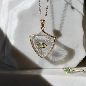 Detail eines schildförmigen Anhängers mit Opal Auge und geschnitztem Klarglas