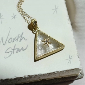 Goldene Halskette mit Dreieck-Kristallanhänger und Sternmotiv auf North Star Karte