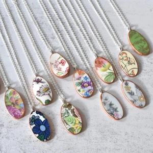 Ovale vintage bloemenhangers met keramische patronen en fijne metalen kettingen voor dames