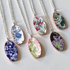 Ovale vintage keramische bloemenhangers met vergulde ketting in zes verschillende stijlen